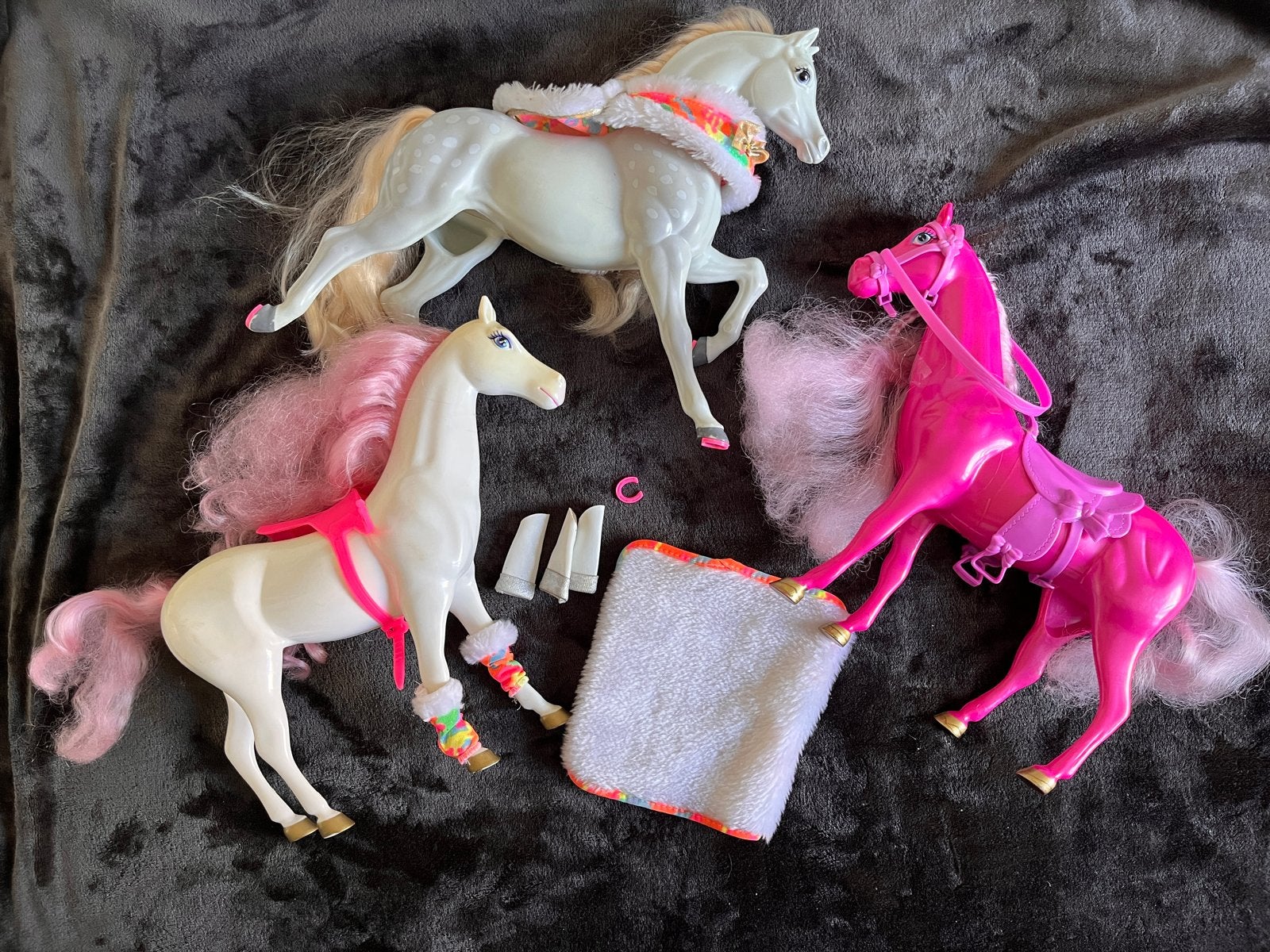 Drie Barbie paarden met accessoires: emmer, borstel, kleedje, Ophalen of Verzenden, Gebruikt, Barbie