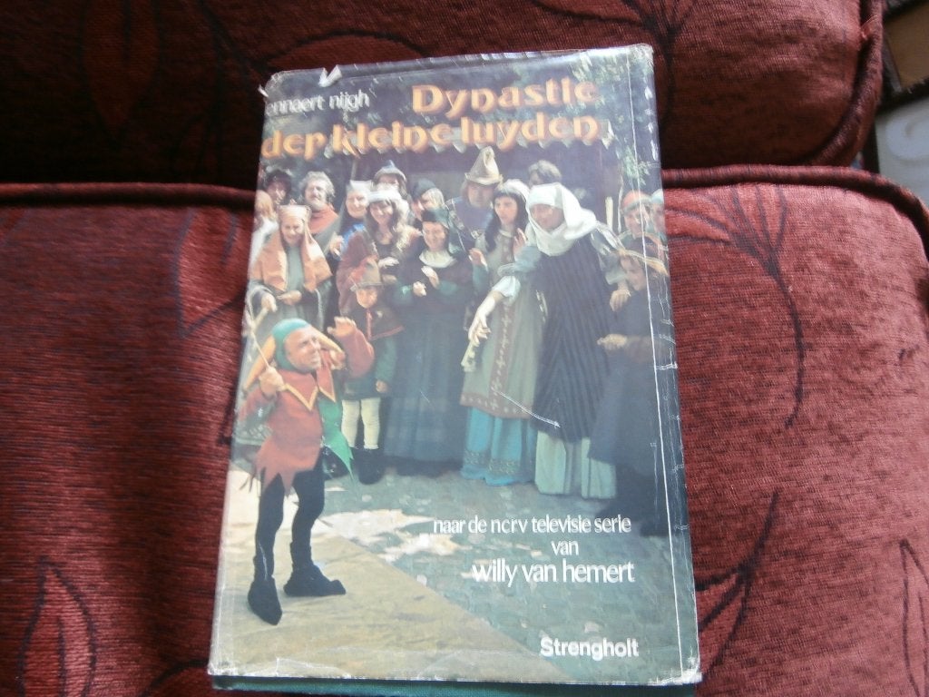 boek serie Dynastie der kleine luyden Willy van Hemert NCRV, Ophalen of Verzenden, Gelezen, Willy van Hemert, Tv-serie