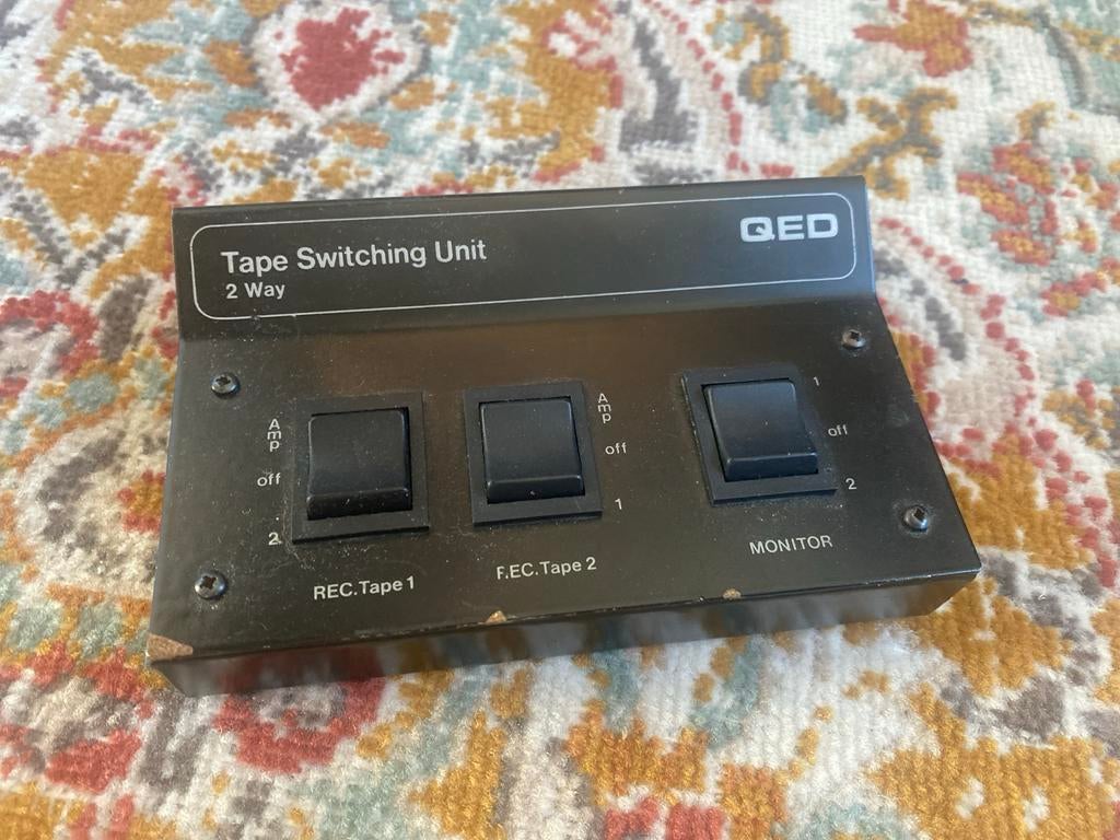 QED Tape Switching Unit 2-weg Audio Schakelaar, Ophalen of Verzenden, Gebruikt