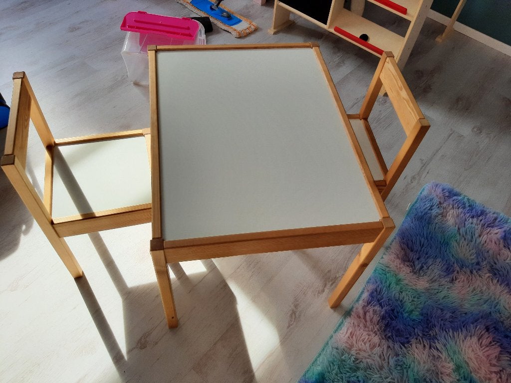 Houten kinderbureau met twee stoeltjes, Ophalen, Gebruikt, Tafel(s) en Stoel(en)