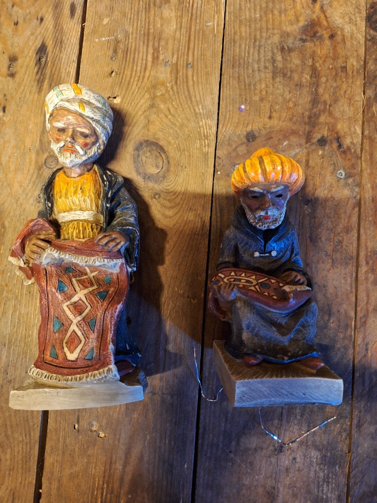 Twee handgesneden houten beelden van figuren, Antiek en Kunst, Ophalen, Groep mensen, Handgemaakt, 20 - 50 cm