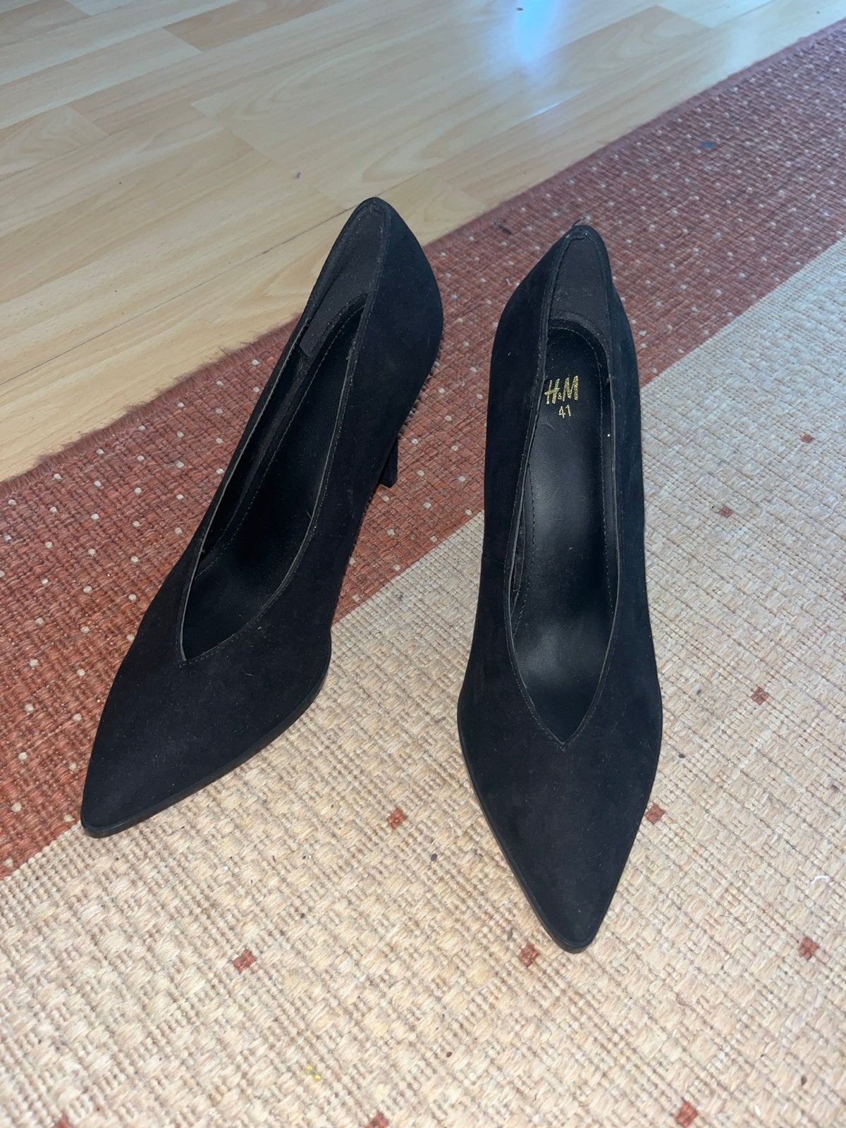 Nieuwe H&M Hakken Maat 41 (valt als 40) - V-vorm, Ophalen of Verzenden, Nieuw, Zwart, Pumps