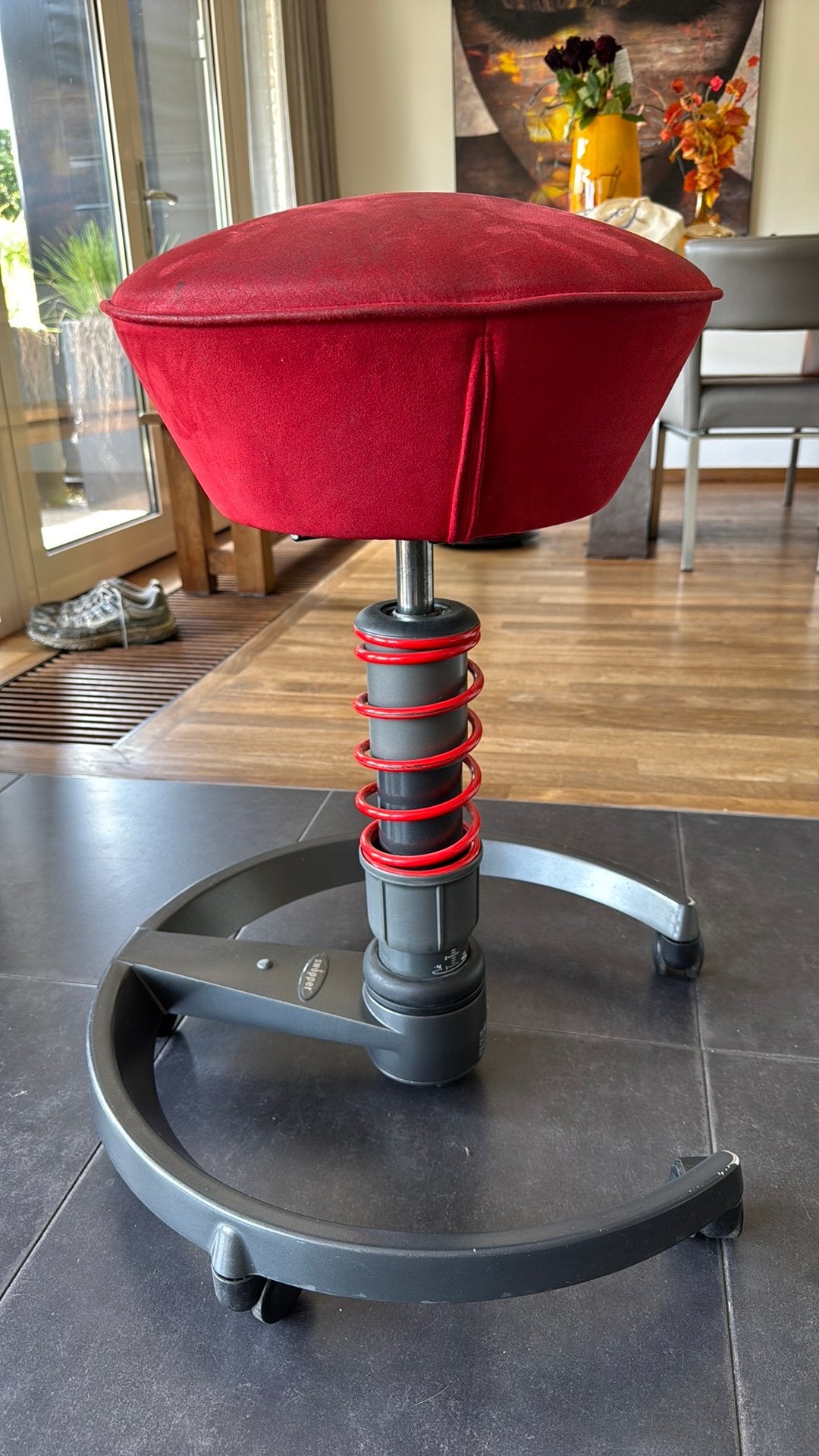 Swopper ergonomische kruk, rode zitting, grijs onderstel, Huis en Inrichting, Bureaustoelen, Ophalen, Zo goed als nieuw