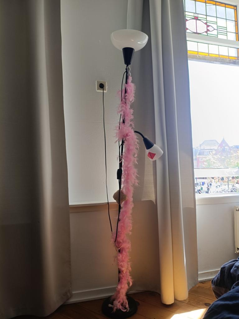 IKEA vloerlamp in uitstekende staat, Huis en Inrichting, Lampen | Vloerlampen, Ophalen, Zo goed als nieuw, Glas, Modern