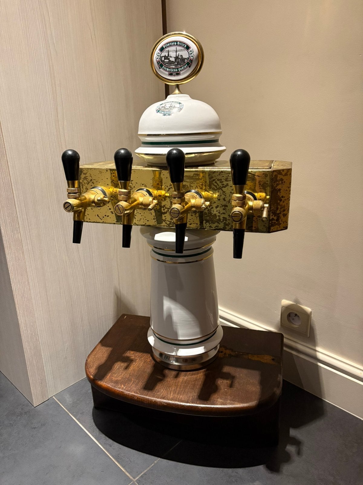 Pivovara Osijek 4-kraans biertap – Vintage bar/mancave deco, Ophalen, Zo goed als nieuw, Reclamebord, Plaat of Schild, Overige merken