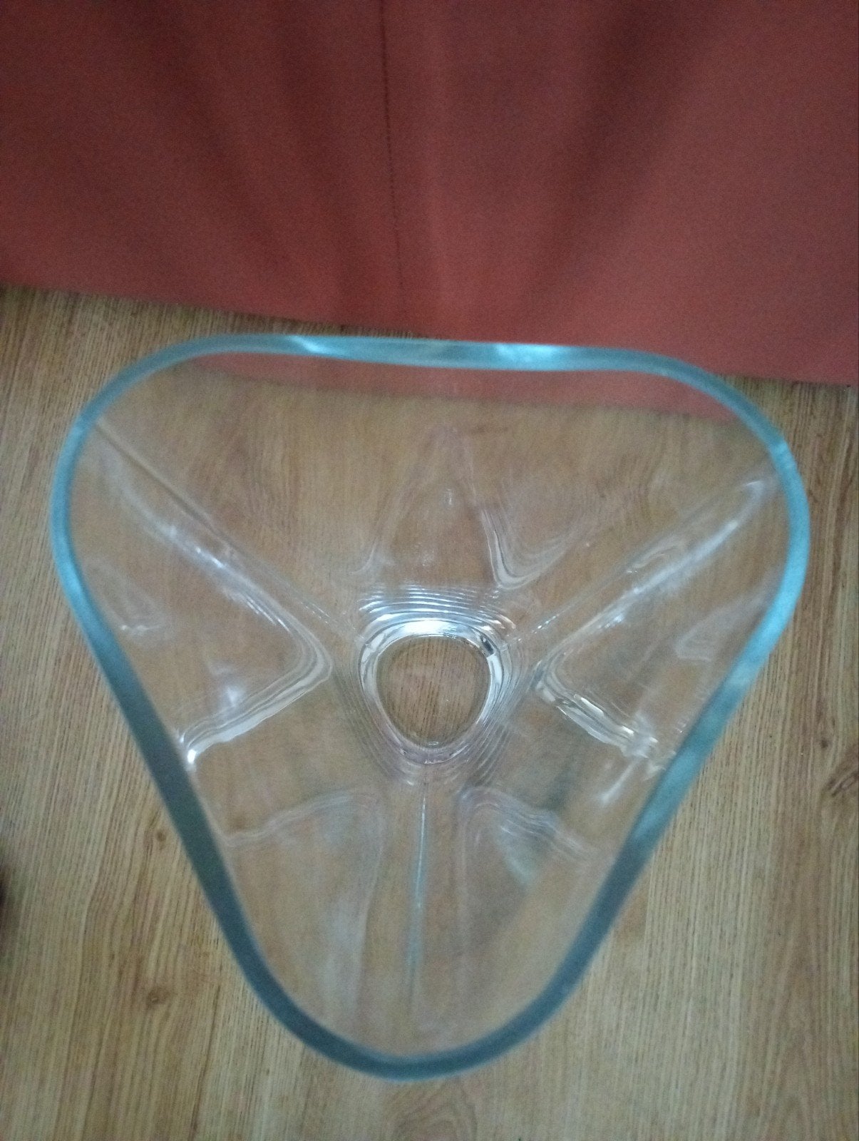 Hoge glazen vaas van 40 cm hoog. Driehoekig en ZGAN., Ophalen of Verzenden, 40 cm, Gerecycled glas, Glas