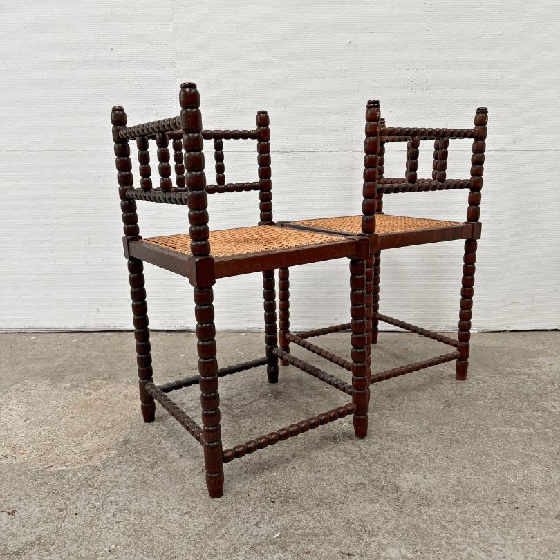 2x Vintage bobbin hoekstoel in donker hout, webbing zitting, Ophalen, Gebruikt, Twee, Bruin