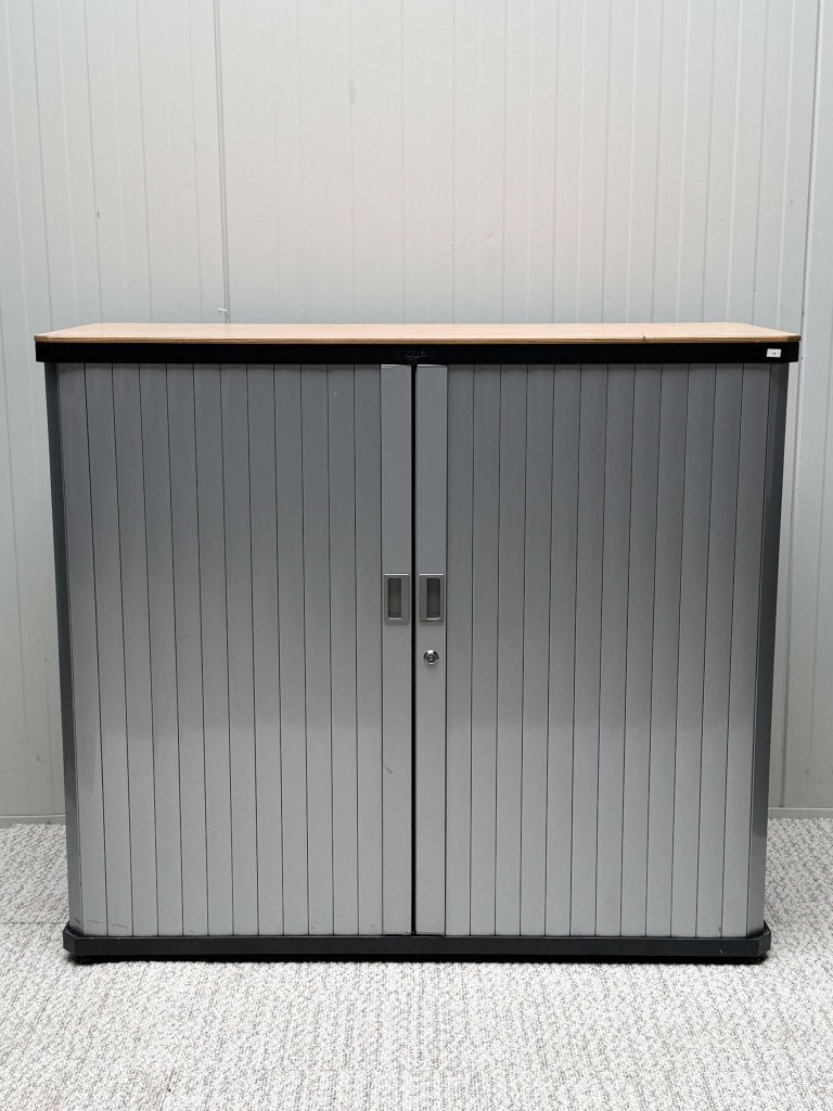 2x Aluminium Gispen Octa Roldeurkast met Licht Eiken Topblad, Niet ingevuld, Gebruikt, 100 tot 150 cm, 100 tot 150 cm