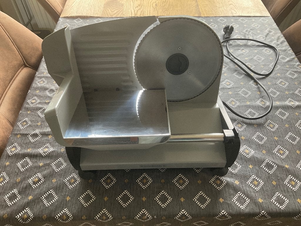 Goede snijmachine, Ophalen, Snij-/serveerplank, Zo goed als nieuw, Metaal