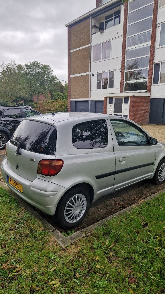 Toyota Yaris 1.0 16V Vvti 3DR Terra 2004 Grijs, Auto's, 31 €/maand, 4 cilinders, 400 kg, 855 kg