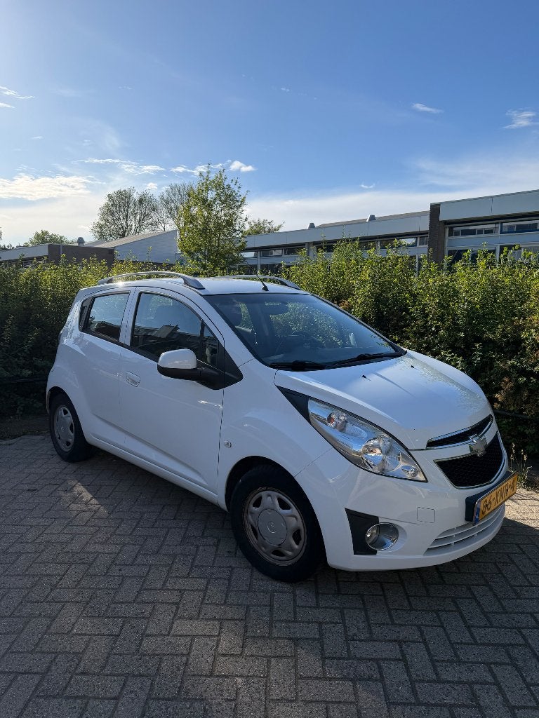 MOET SNEL WEG! Chevrolet Spark 1.0 benzine 2012 Wit, Auto's, Chevrolet, Particulier, Spark, Airbags, Airconditioning, Apple Carplay