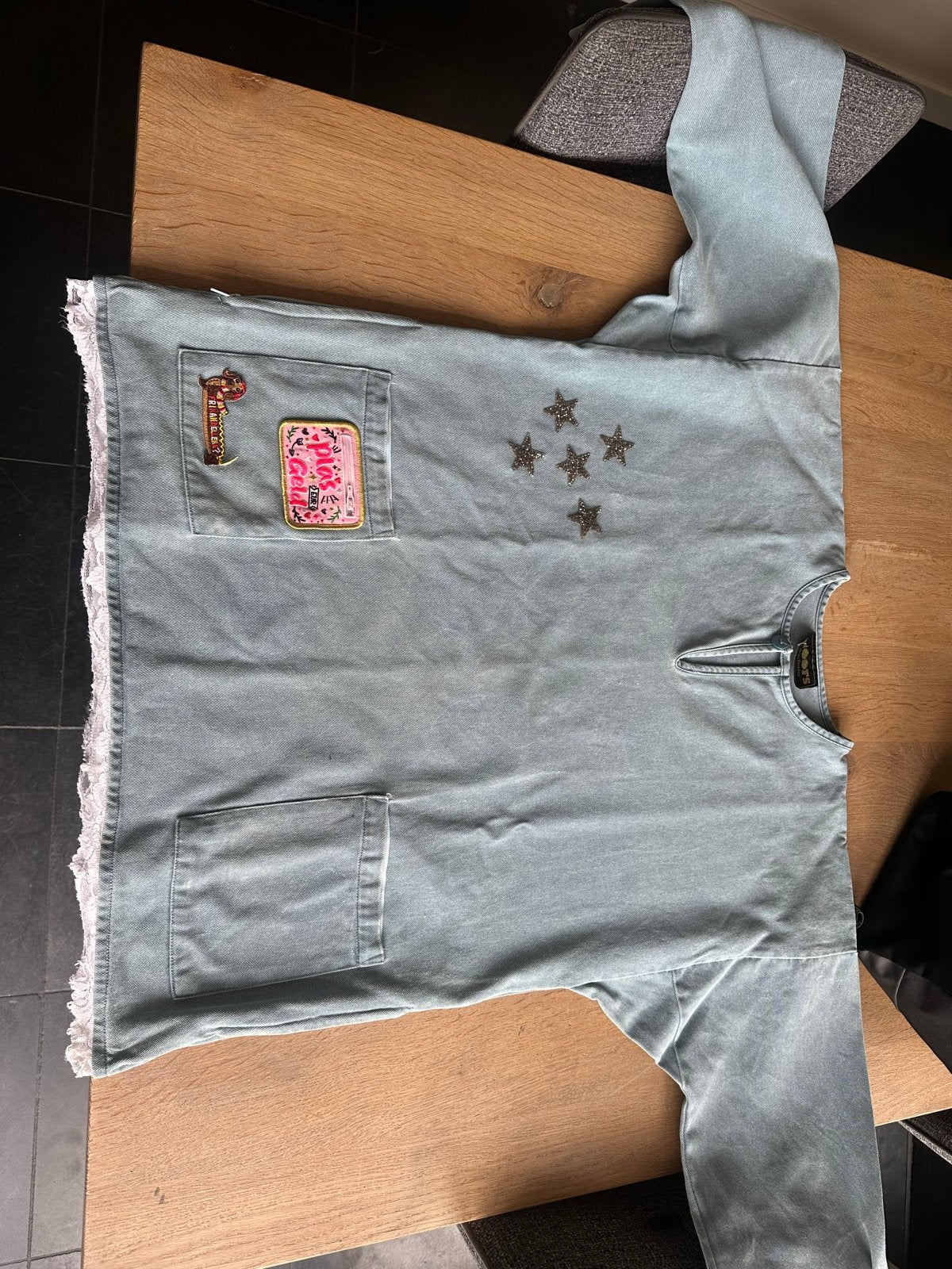 Spijkerblouse met emblemen, ritszakken en kanten onderkant, Kleding | Dames, Blauw, Maat 46/48 (XL) of groter, Ophalen of Verzenden
