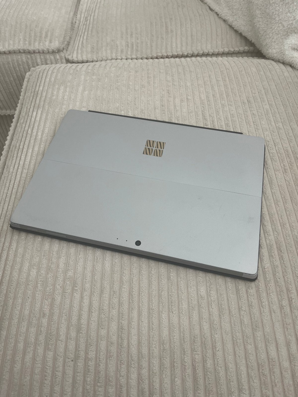 Microsoft Surface met gebruikssporen aan de achterkant, Gebruikt, Qwerty, 8 GB, Ophalen of Verzenden