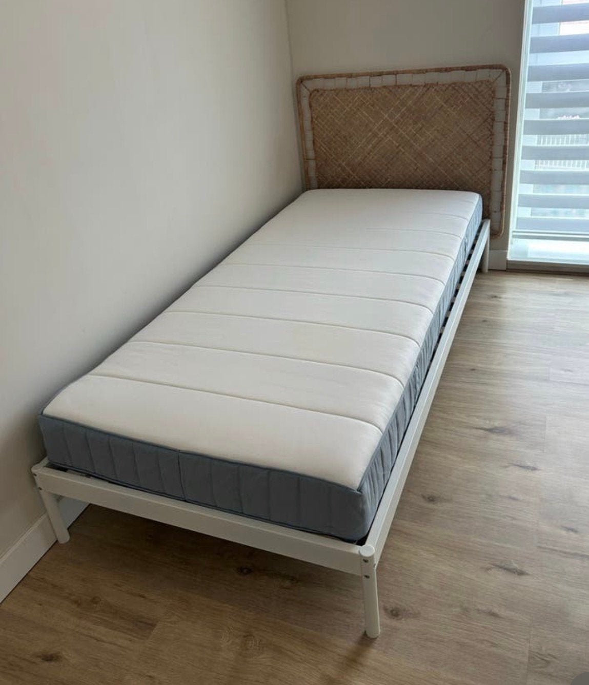 Eenspersoons bed IKEA met lattebodem en matras 90x200cm, Huis en Inrichting, Ophalen, 90 cm, Eenpersoons, Wit
