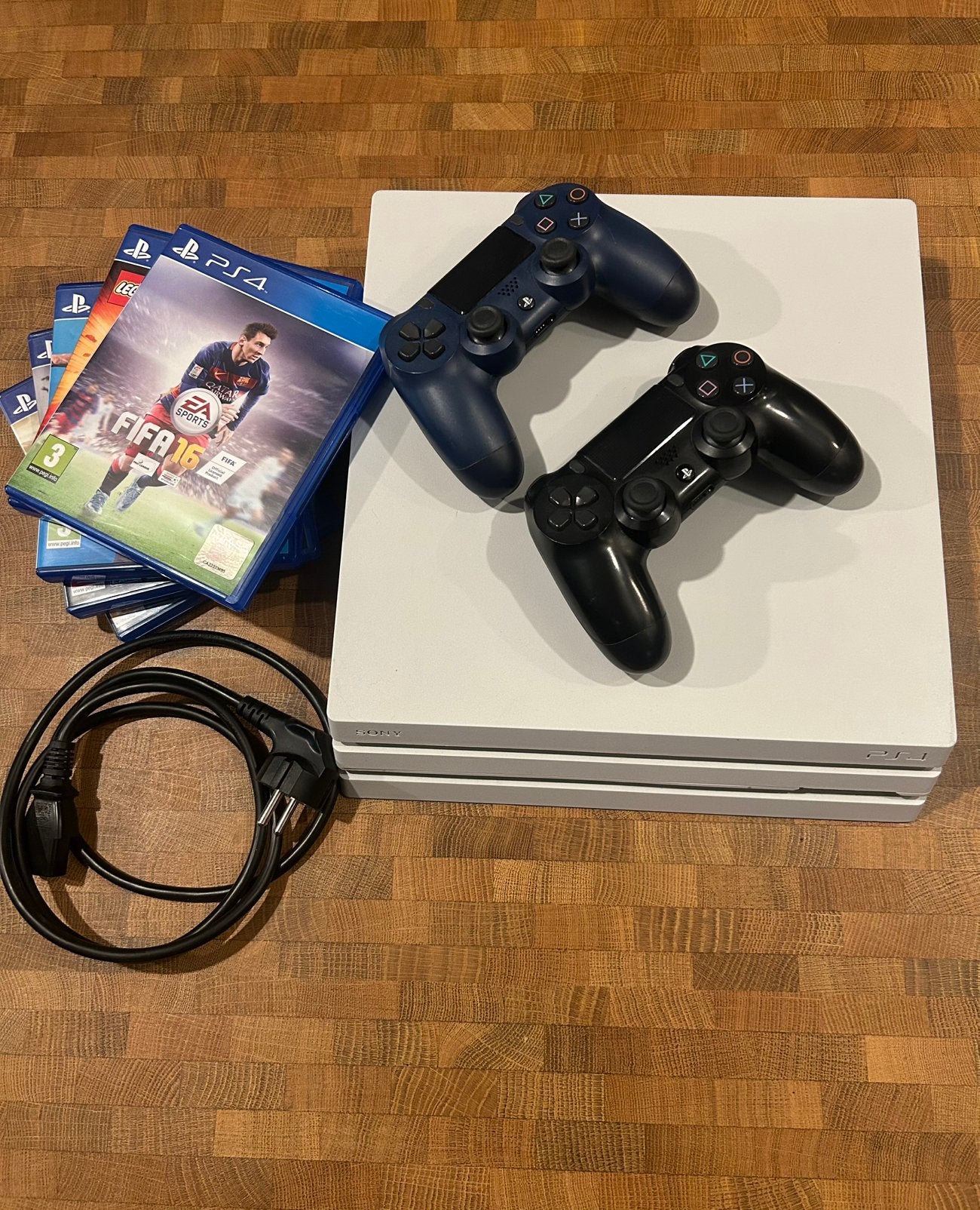 PS4 Pro Wit – 2 Controllers + 5 Games + Extra Digitale Games, Met 2 controllers, Ophalen of Verzenden, Zo goed als nieuw, Pro