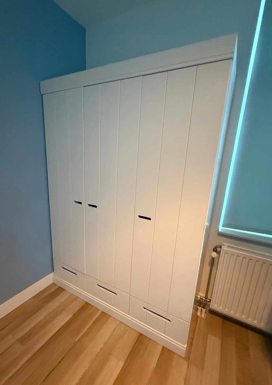 Woood houten witte 3 deurs kast, Ophalen, Gebruikt, 100 tot 150 cm, Met lade(s)