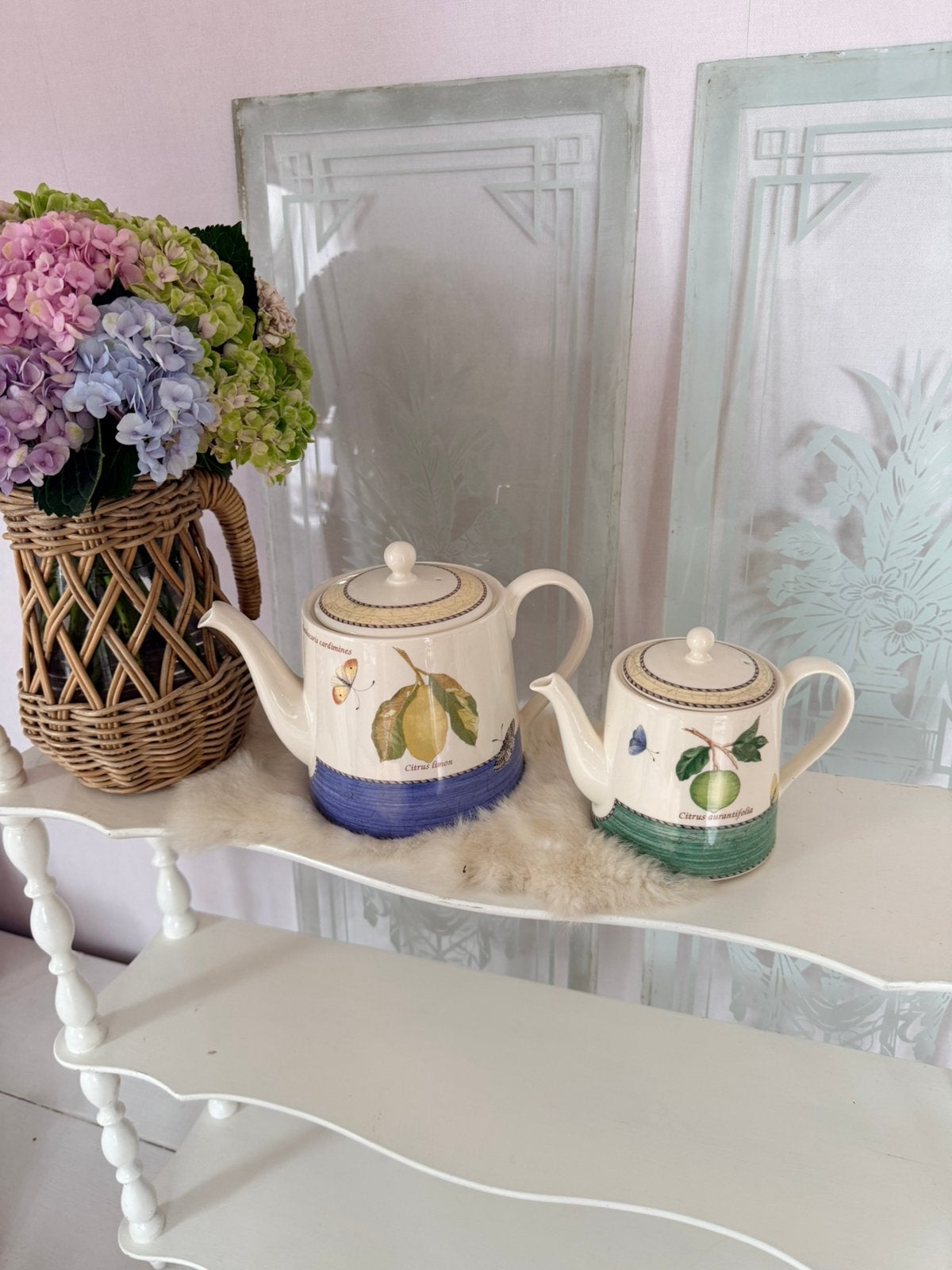 Sarah’s Garden Wedgwood theepoten kleinen groot, Ophalen, Zo goed als nieuw, Porselein, Bord of Schaal