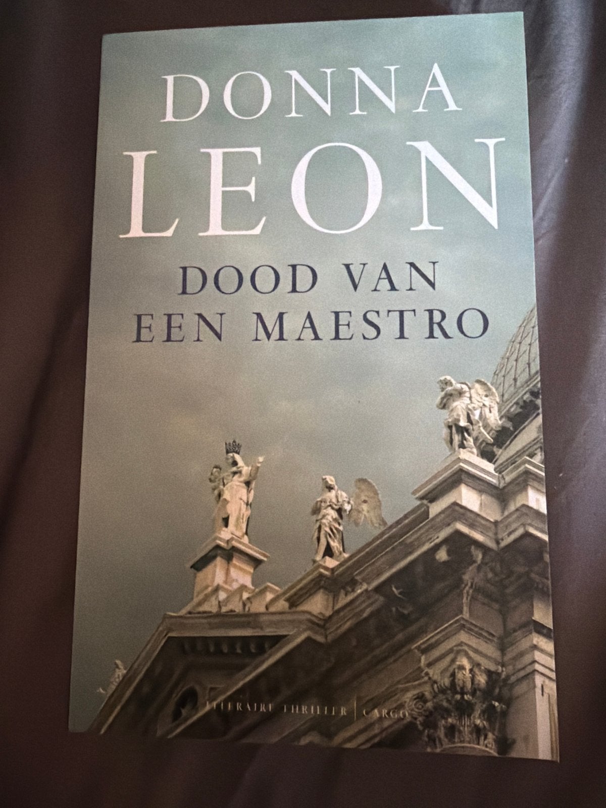S10.  Donna Leon - Dood van een maestro, Europa overig, Donna Leon, Ophalen of Verzenden, Zo goed als nieuw