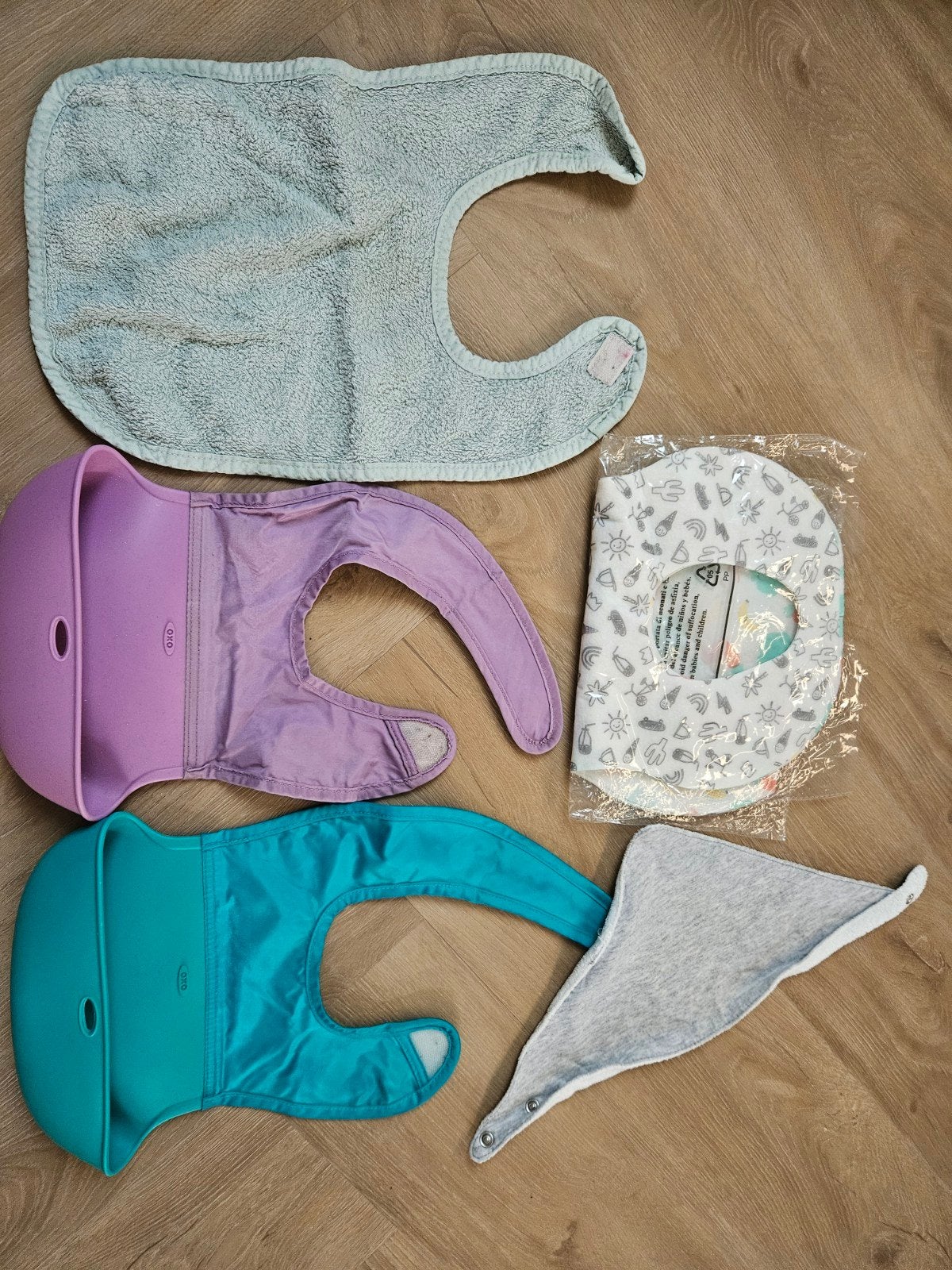 Slabbetjes set: OXO Tot, badstof en wegwerp slabbetjes, Ophalen of Verzenden, Gebruikt, Overige typen