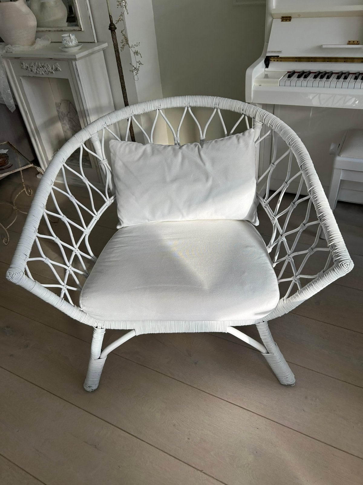 Witte rotan stoel met kussens, Tuin en Terras, Ophalen, Zo goed als nieuw, Rotan