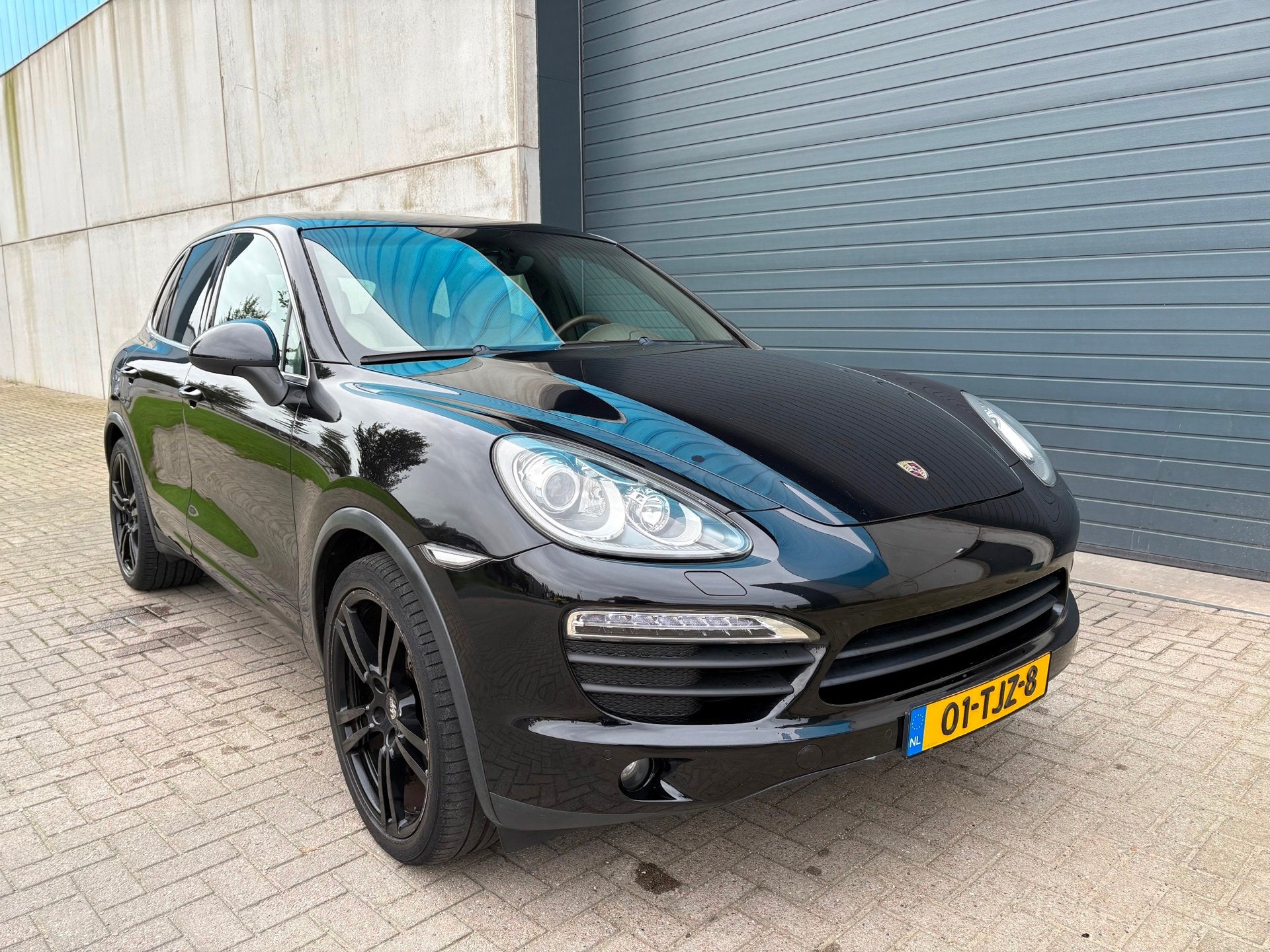 Porsche Cayenne 4.8 S AUT 400PK LUCHTVERING NAVI 2011, Auto's, Automaat, Gebruikt, 138 €/maand, Zwart