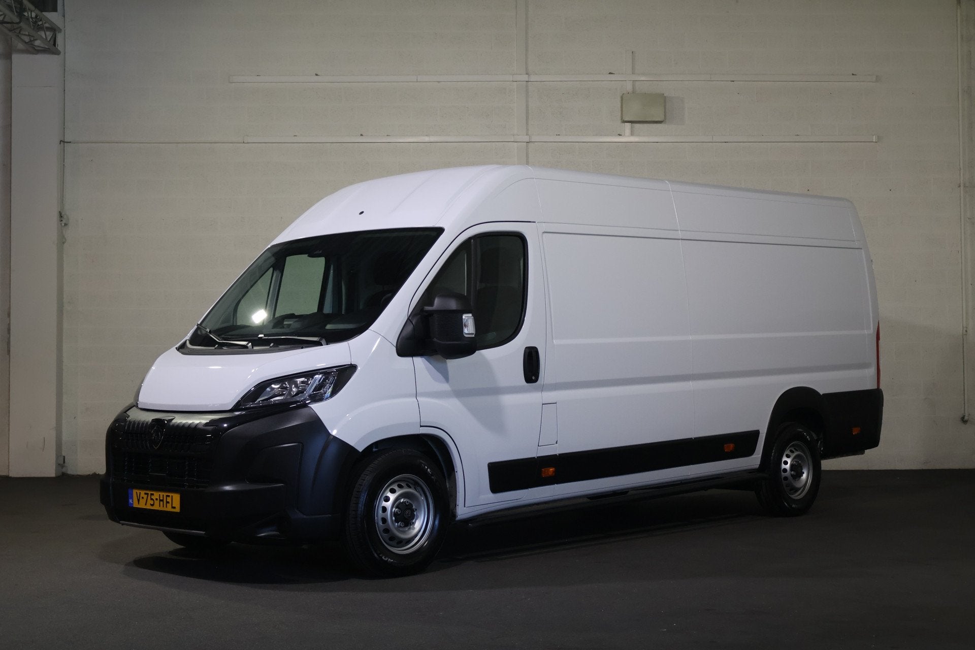 Peugeot Boxer 2.2 BlueHDi 180pk L4 H2 Automaat Airco Navigat, Auto's, Bestelauto's, Stof, Gebruikt, Euro 6, 4 cilinders
