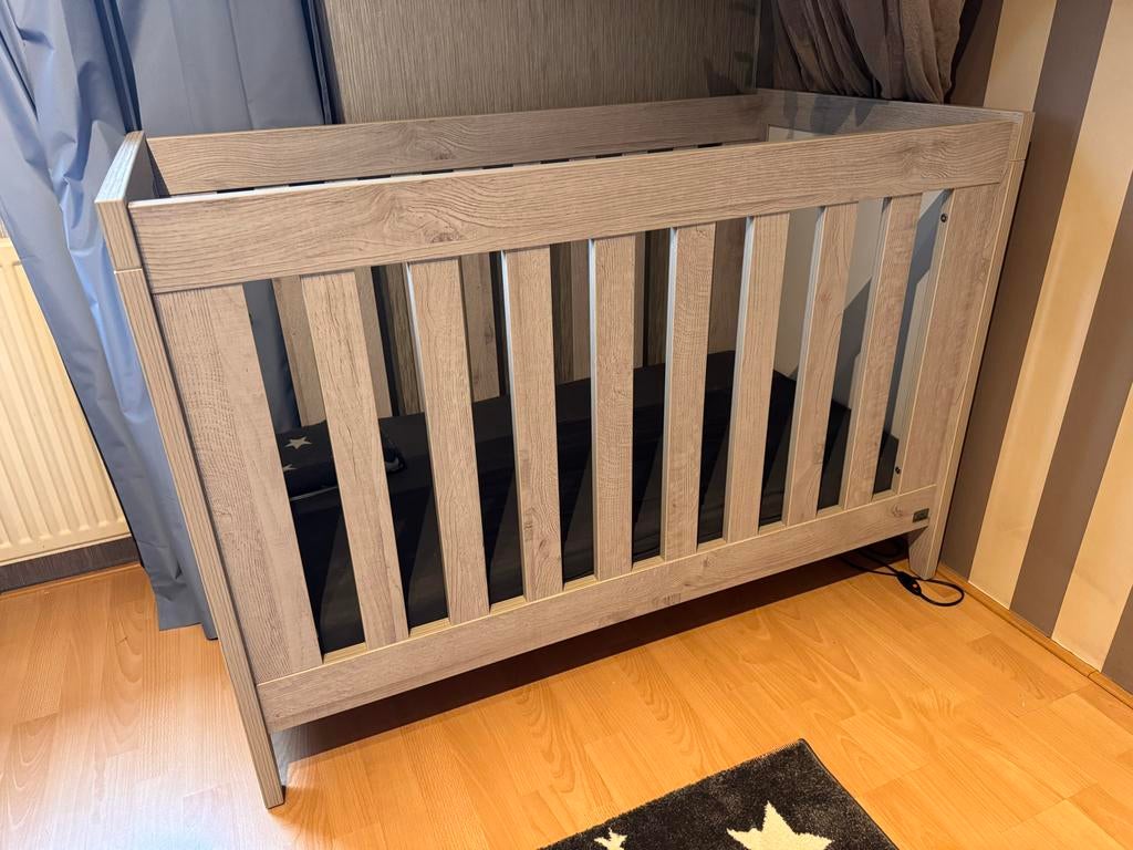Babybedje en commode - Complete babykamer set, Kinderen en Baby's, Kinderkamer | Commodes en Kasten, Ophalen, 50 tot 70 cm, Zo goed als nieuw