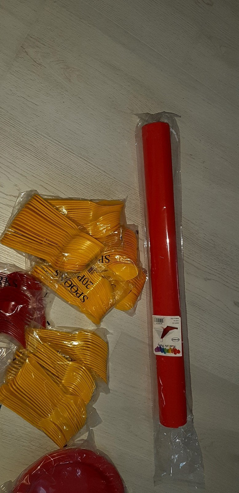 Gele en rode plastic borden en bekers, Ophalen of Verzenden, Versiering