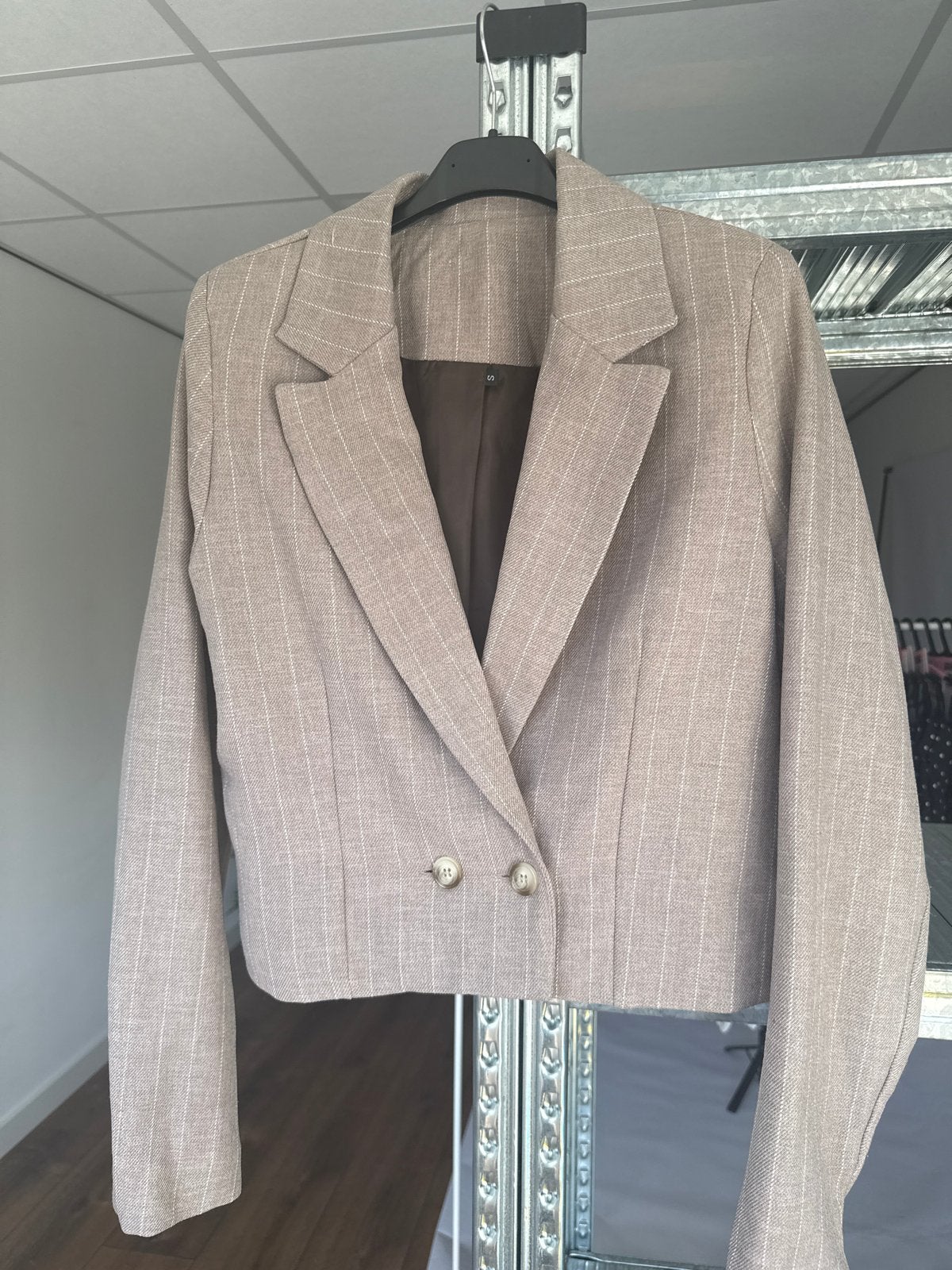 Kort gestreept jasje blazer in beige - Maat S, Beige, Ophalen of Verzenden, Zo goed als nieuw, Jasje