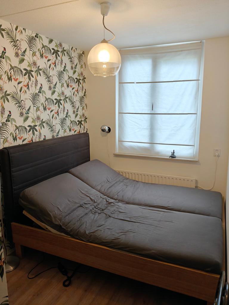 Elektrisch verstelbaar bed met stoffen hoofdbord, Huis en Inrichting, Slaapkamer | Bedden, Ophalen, Tweepersoons, 180 cm, Hout