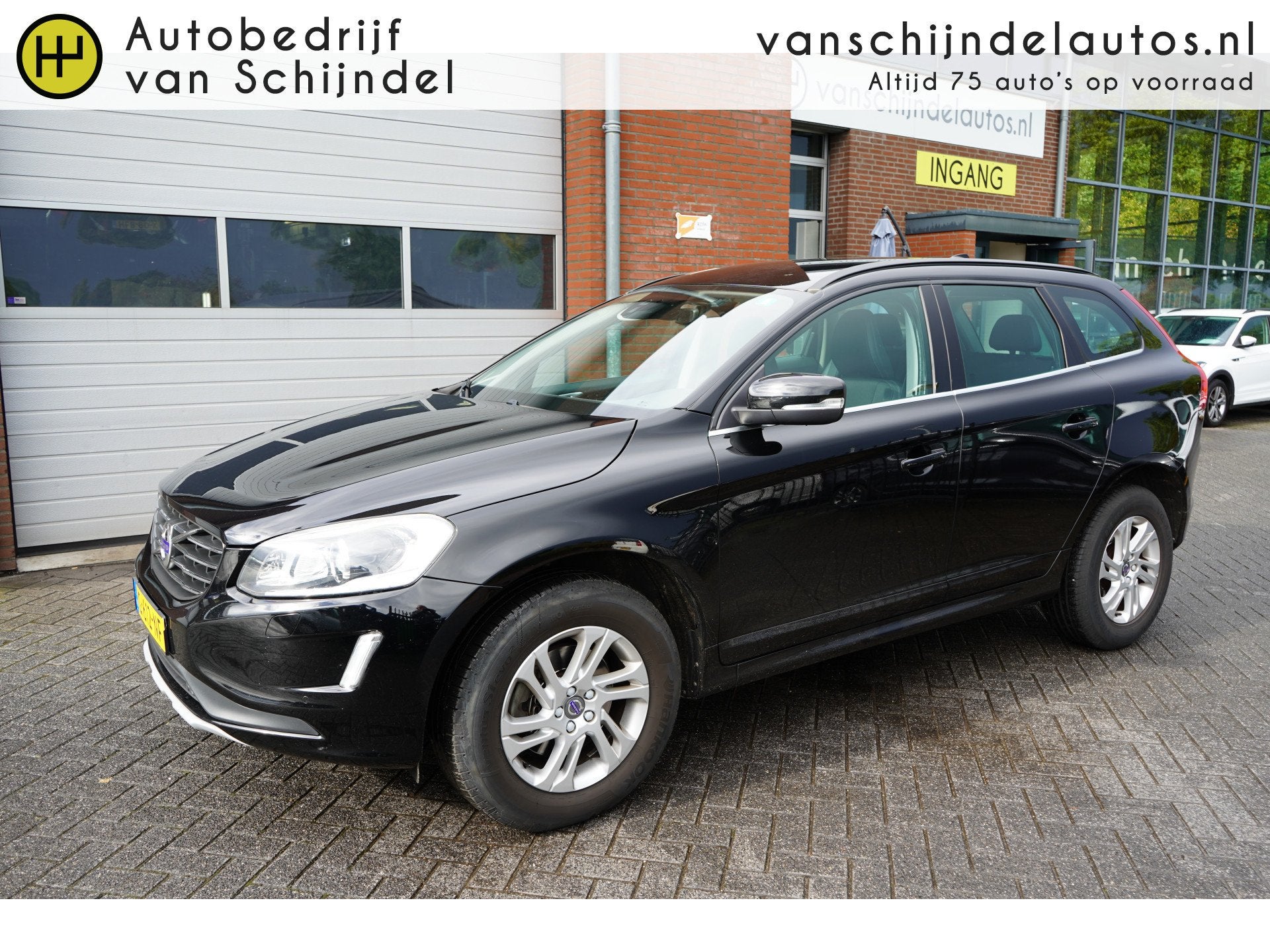 Volvo XC60 2.0 D4 191PK FWD MOMENTUM CAMERA TREKHAAK STOELVE, 1969 cc, Leder en Stof, Zwart, Bedrijf