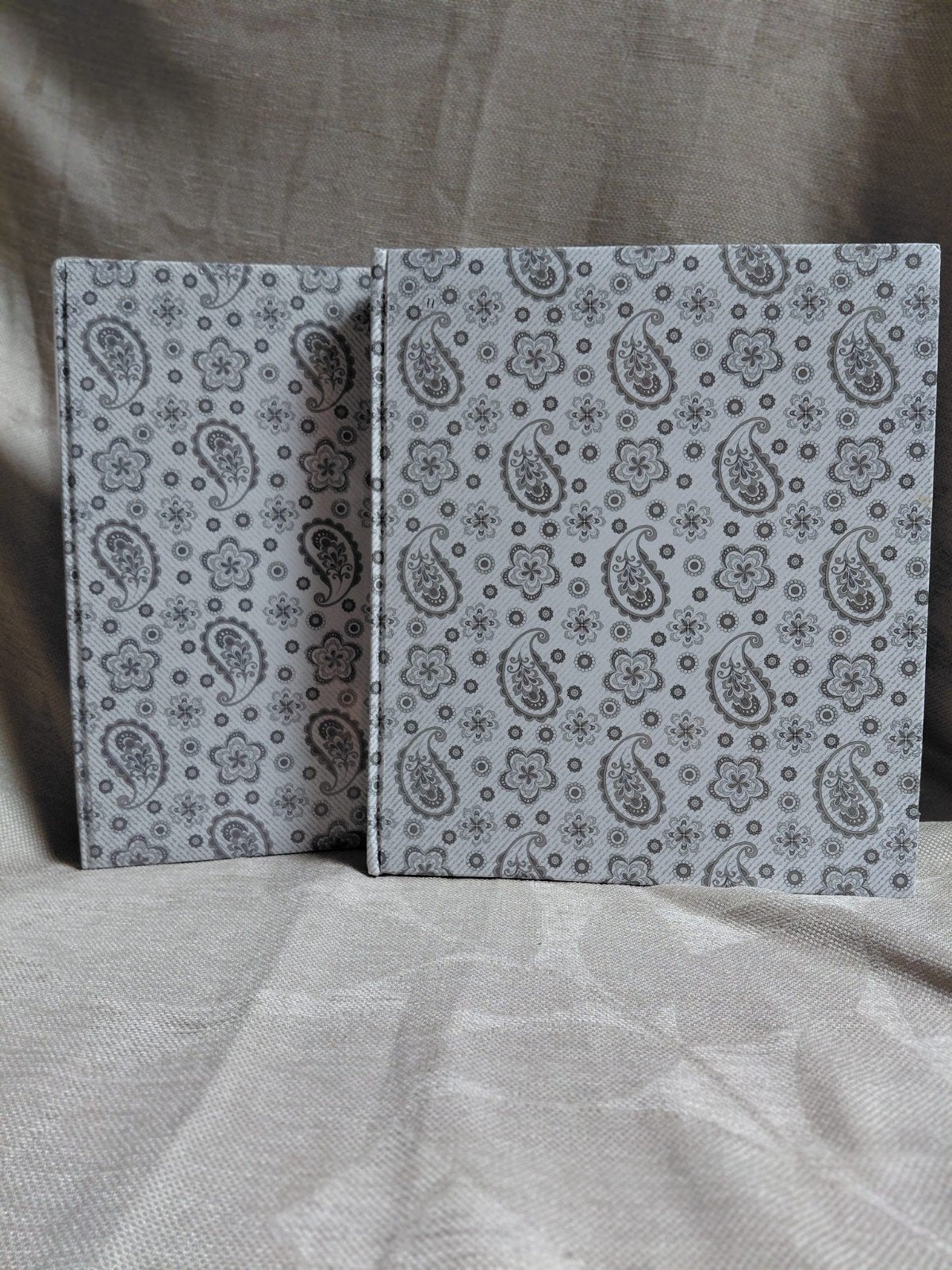 Mooi fotoalbum (2x) met paisley patroon, Audio, Tv en Foto, Grijs, Plakboek, Overige merken, Zo goed als nieuw