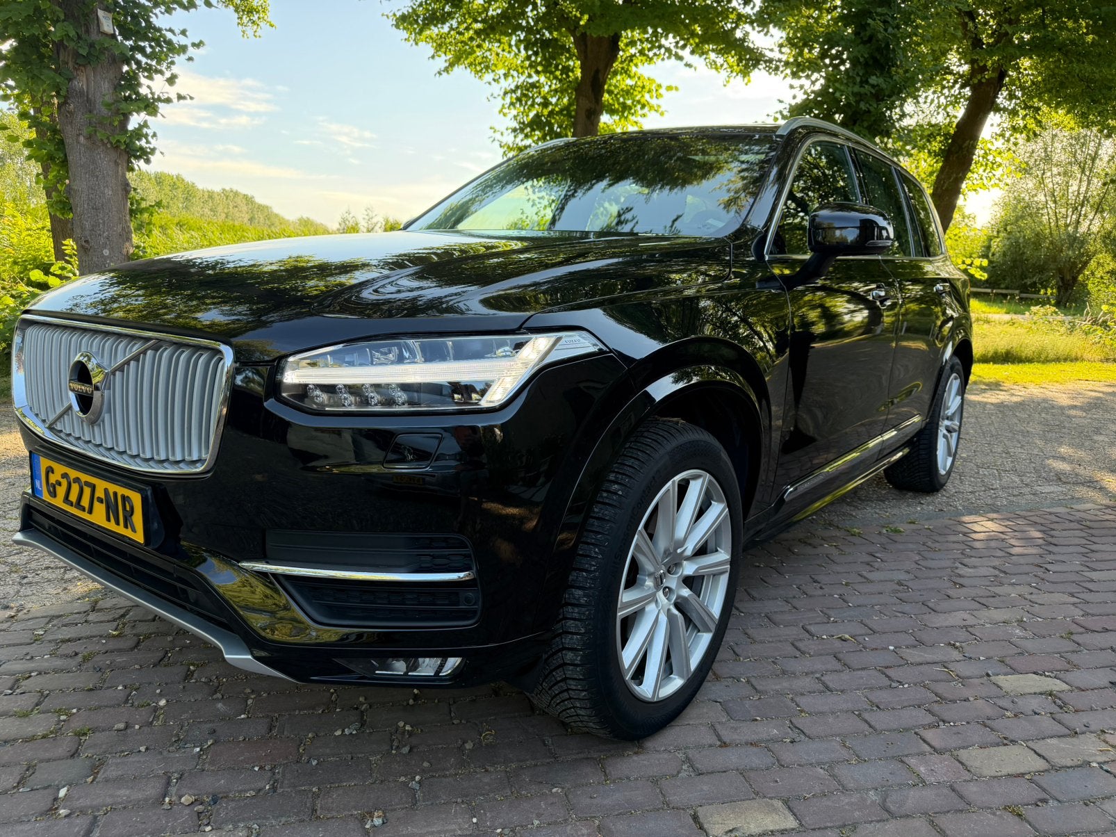 Volvo XC90 T5 250pk Geartronic 7P AWD 2019 BTW auto, Zwart, 1969 cc, 7 stoelen, 1896 kg