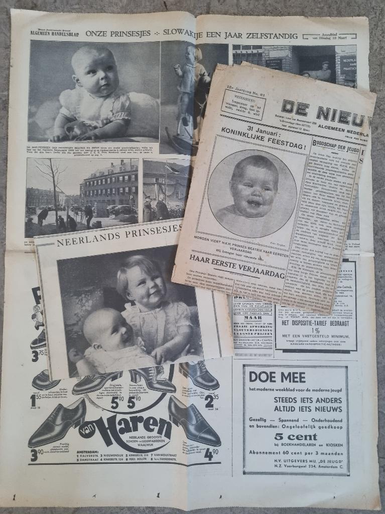 Prinsesjes Beatrix en Irene op de foto (1939 en 1940), Ophalen of Verzenden, Gebruikt, Kaart, Foto of Prent