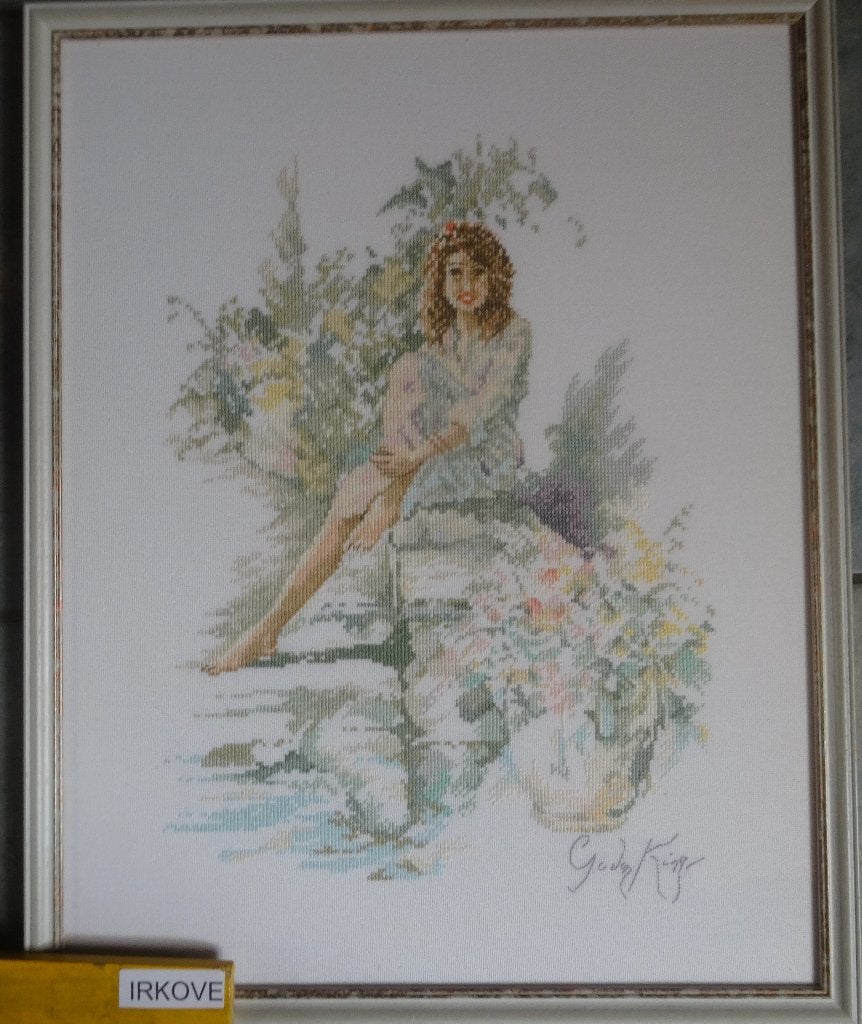 GEBORDUURD * VROUW ZITTEND OP EEN MUURTJE * In Lijst *, Textiel, Zo goed als nieuw, 43 cm, Overige typen