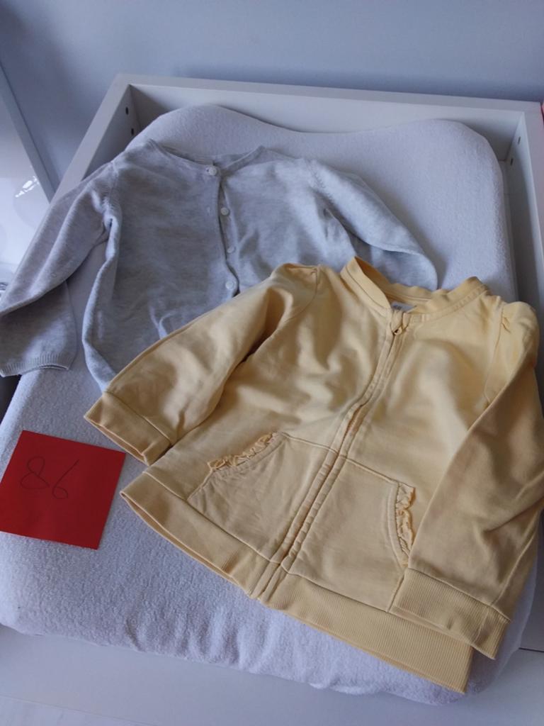 2 vestjes maat 86, Kinderen en Baby's, Babykleding | Maat 86, Ophalen of Verzenden, Zo goed als nieuw, Meisje, Truitje of Vestje