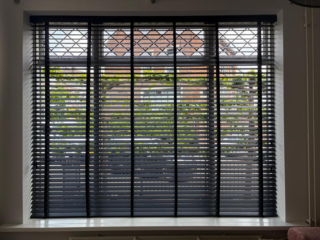 Stijlvolle zwarte houten jaloezieën 250 cm x 205 cm, Huis en Inrichting, Stoffering | Gordijnen en Lamellen, Ophalen, 200 cm of meer