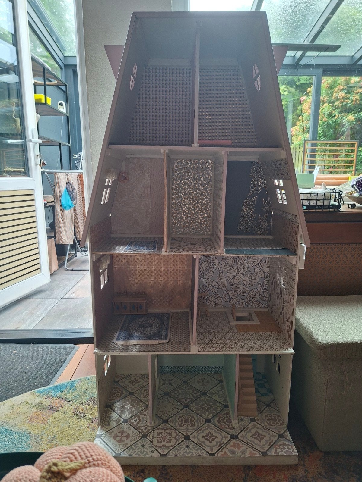 Groot en gedetailleerd poppenhuis met meerdere kamers, Ophalen, Gebruikt, Poppenhuis