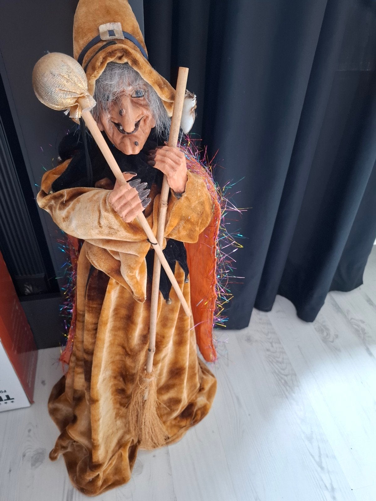 Heks Halloween Decoratie - Griezelige Heks met Bezem, Ophalen of Verzenden, Gebruikt