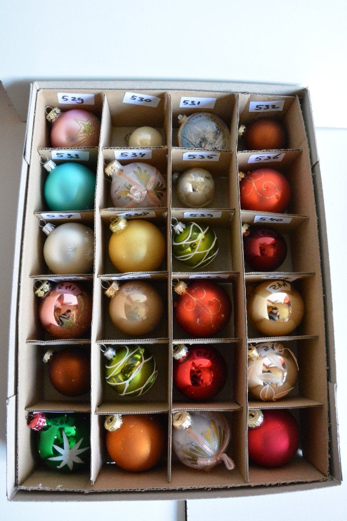 Kerstballen gekleurd Doos 23, Ophalen of Verzenden, Zo goed als nieuw