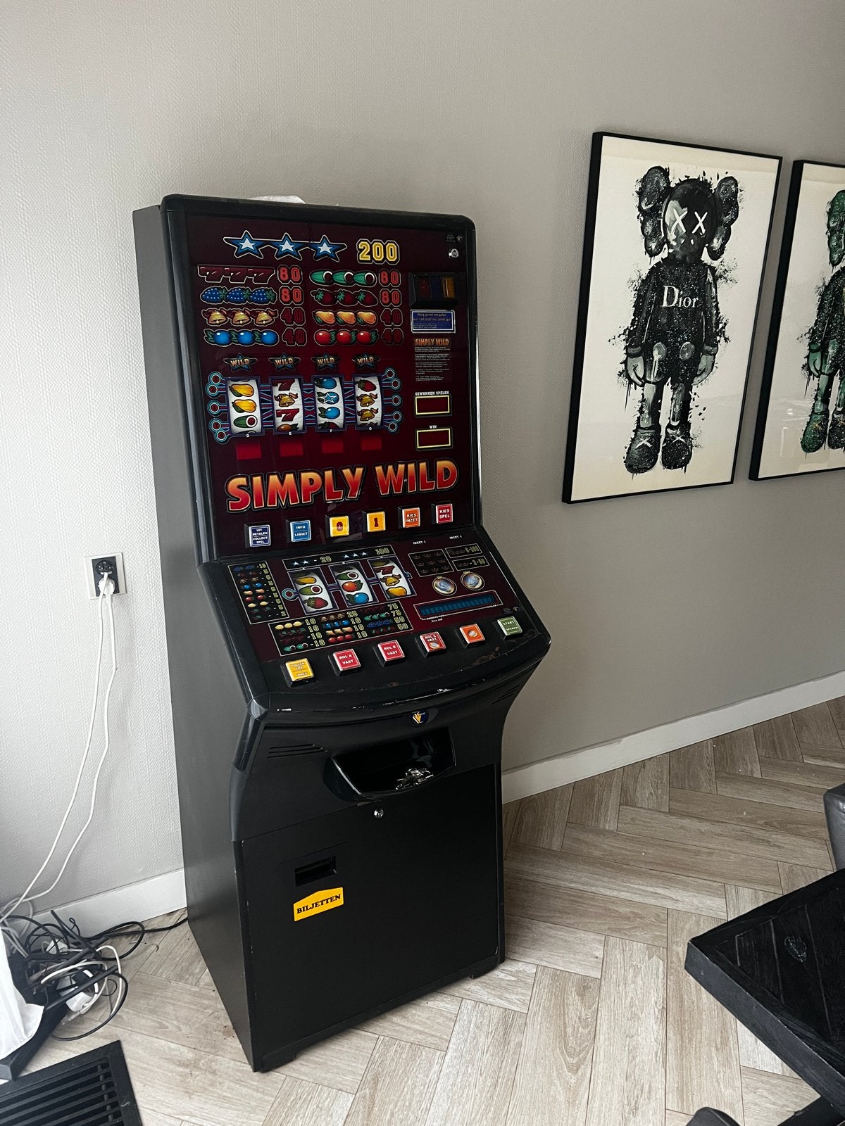 Simply Wild fruitautomaat met biljetlezer, Euro, Ophalen, Gebruikt, Met sleutels