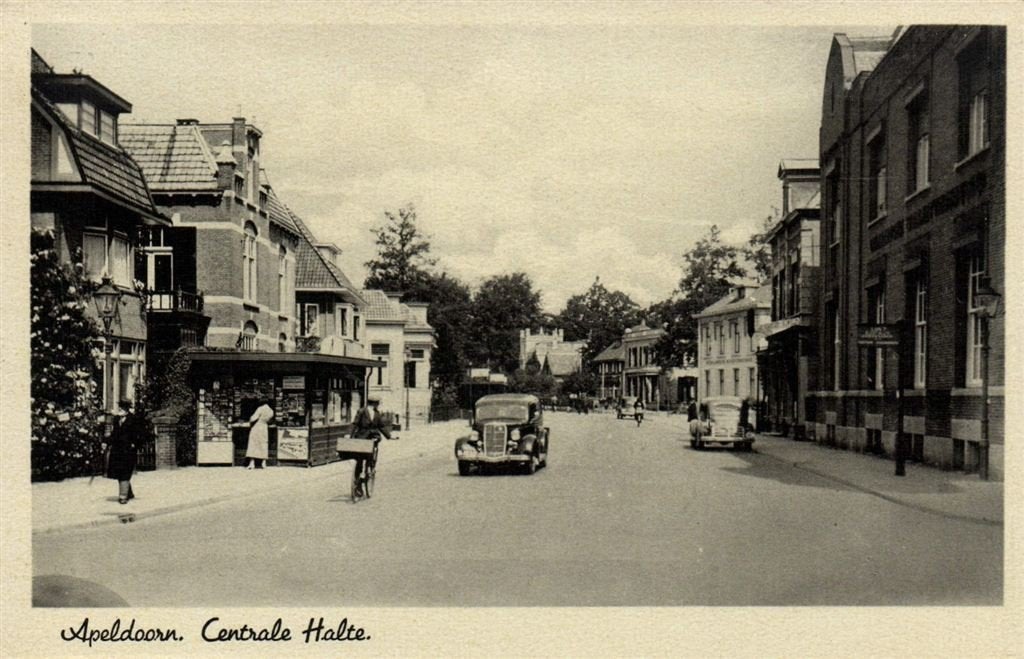 Apeldoorn. Centrale Halte. - kiosk auto - 1943 gelopen, Verzamelen, Verzenden, 1940 tot 1960, Gelopen, Gelderland