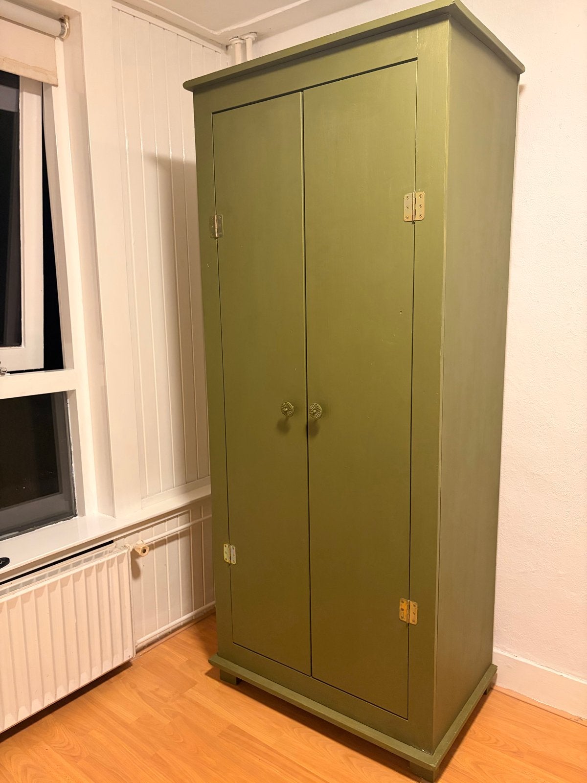 Foto 3 van Vintage donker olijf groene Kledingkast met Planken