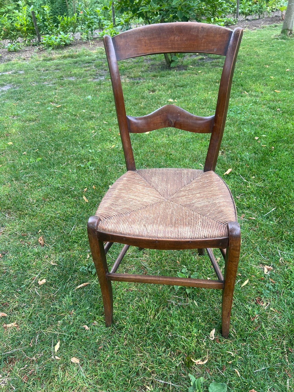 Antieke houten stoel met rieten zitting, Ophalen