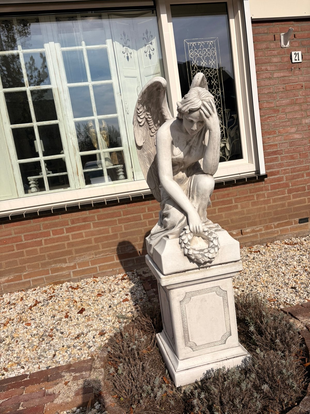 Betonnen Engel op zuil, Ophalen, Zo goed als nieuw