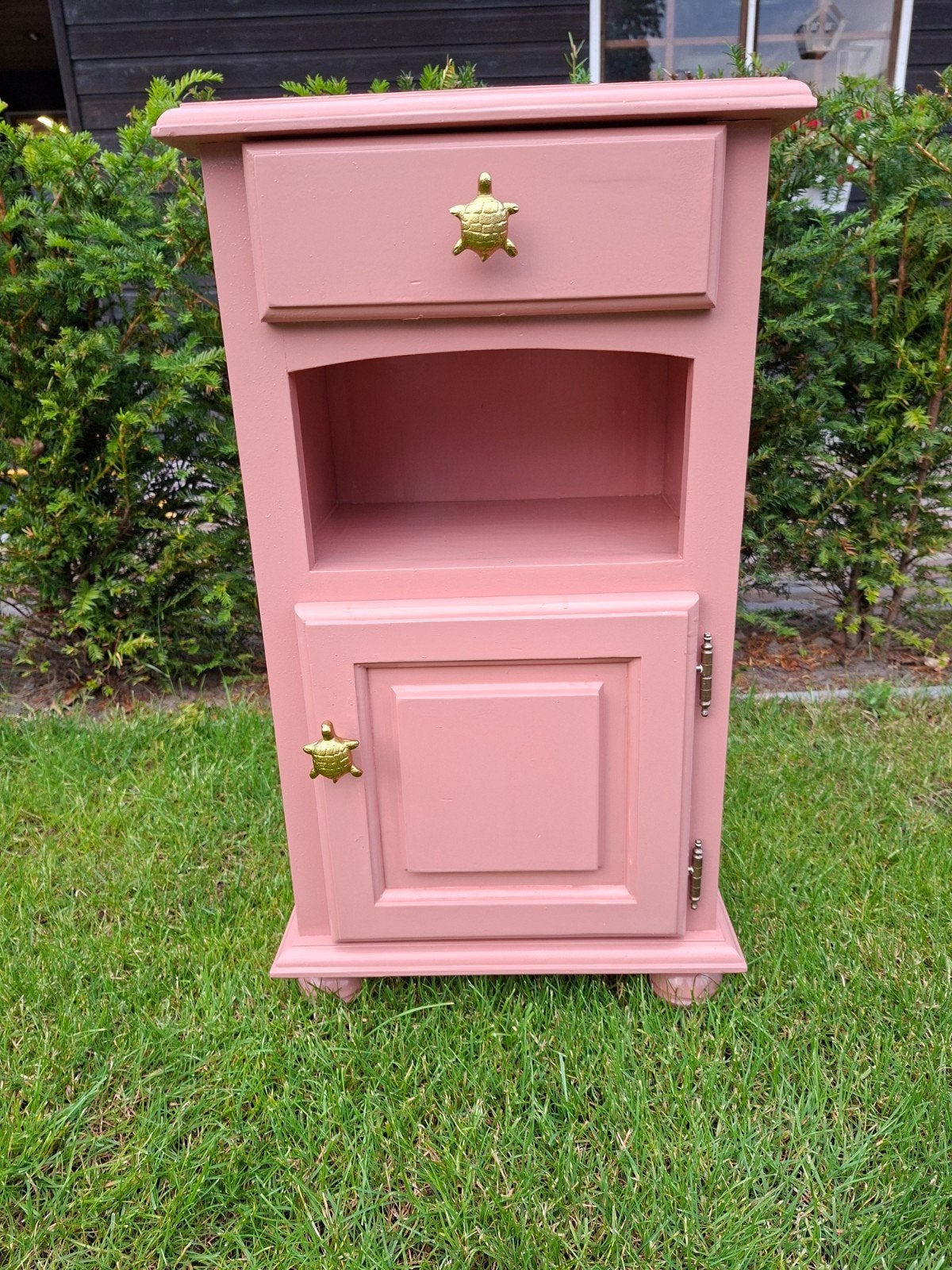 Roze nachtkastje met schildpadknoppen, Huis en Inrichting, Ophalen, Gebruikt