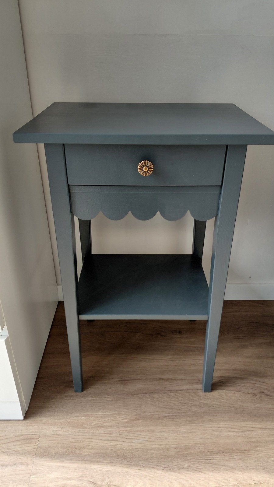 IKEA Hemnes Nachtkastje kinderkamer geschulpt randje, Ophalen of Verzenden, Zo goed als nieuw, Klamboe