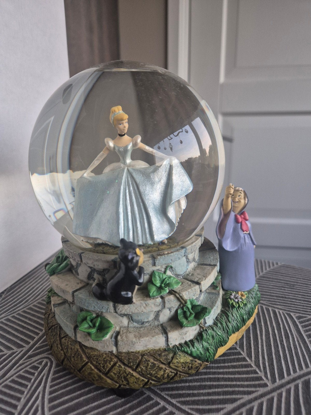 Mooie disney  Assepoester Snowglobe met muziek en draaiende, Ophalen