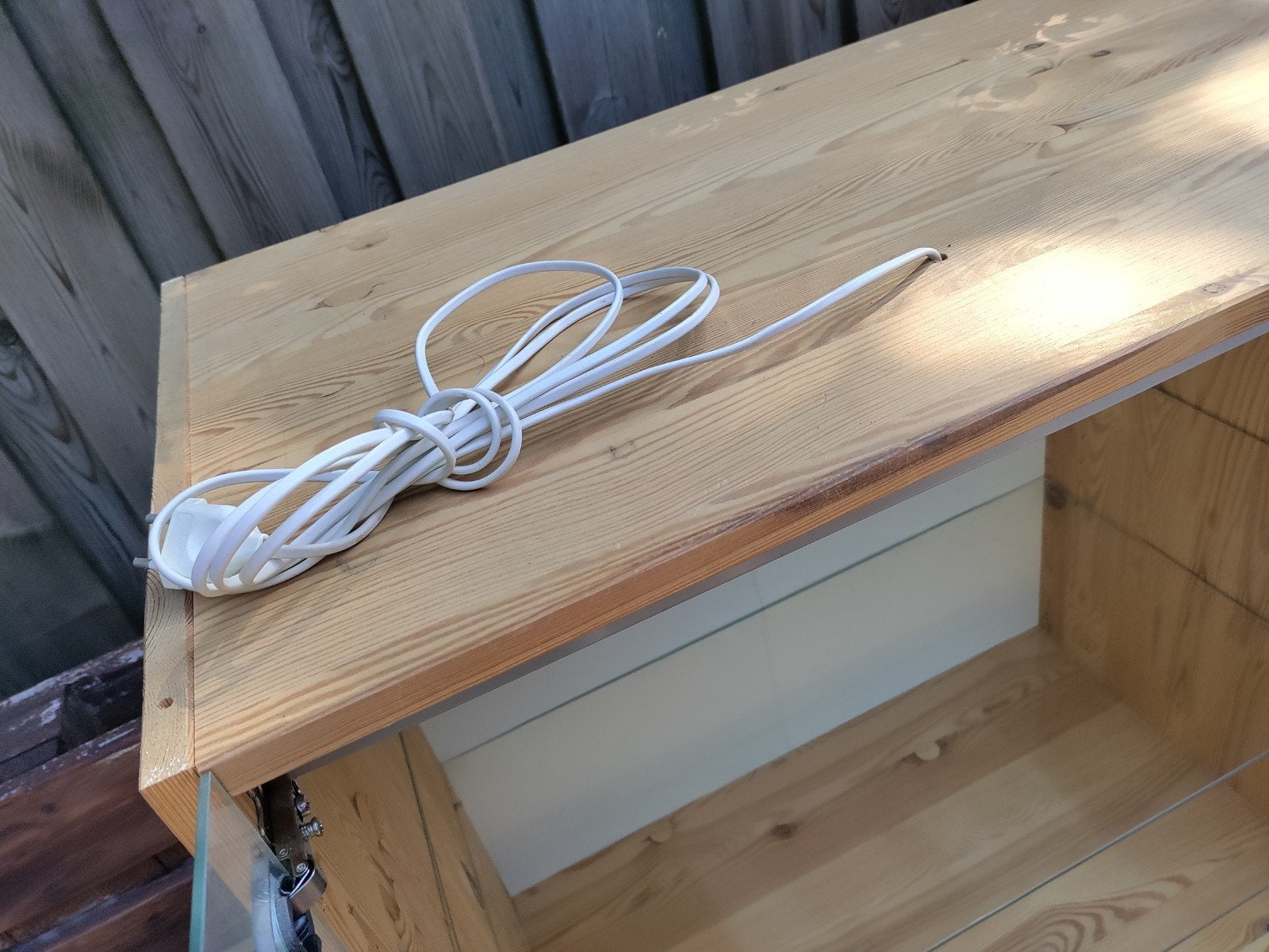 Glazen vitrinekast met houten frame en verlichting, Huis en Inrichting, Kasten | Vitrinekasten, Ophalen, Modern, Scandinavisch