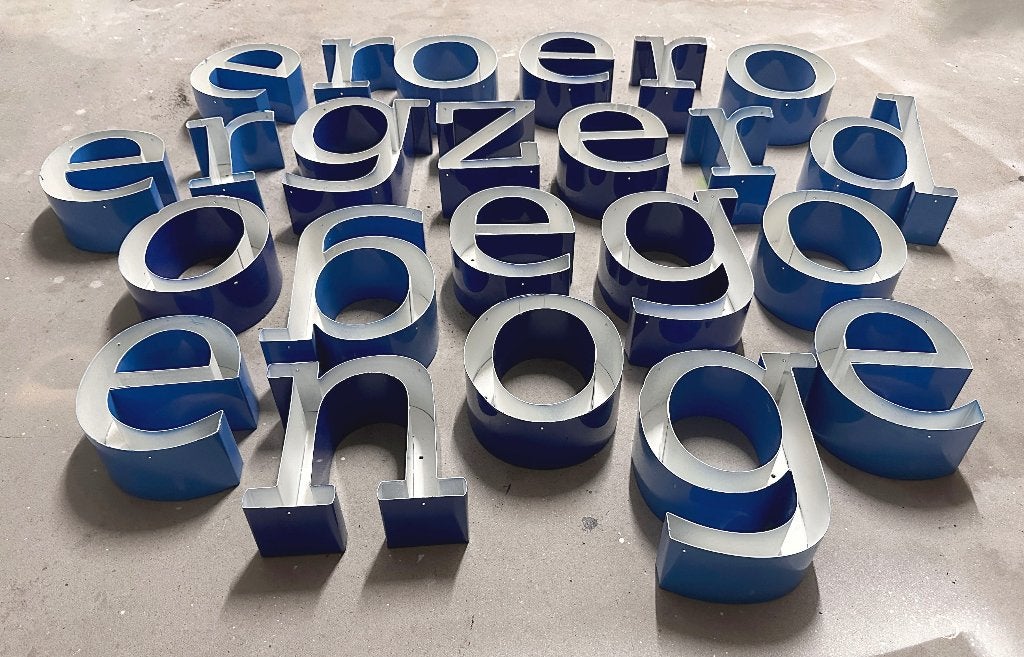 Blauwe vintage metalen letters / reclameletters, Ophalen of Verzenden, Gebruikt, Reclamebord
